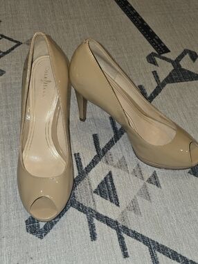 Cole Haan Beige Patent Peep-Toe Pumps Chelsea Maple Sugar Patent Peep-Toe 8.5 B